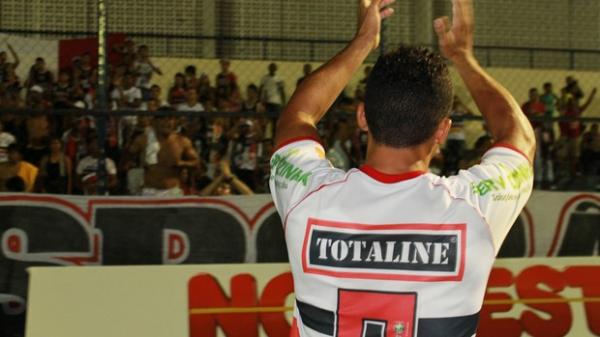 Ao final da partida, Kamar agradece a torcida do River-PI.(Imagem: Náyra Macêdo/GLOBOESPORTE.COM)