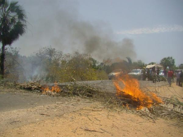 Moradores atearam fogo em galhos e a pista ficou interditada.(Imagem:Gilcilene Araújo/G1)