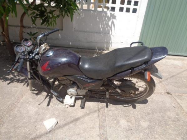 Polícia encontra motocicleta abandonada às margens do Rio Parnaíba, em Floriano.(Imagem:FlorianoNews)