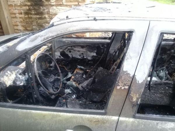 Carro estacionado na rua é incendiado e fica destruído em Floriano. (Imagem:FlorianoNews)
