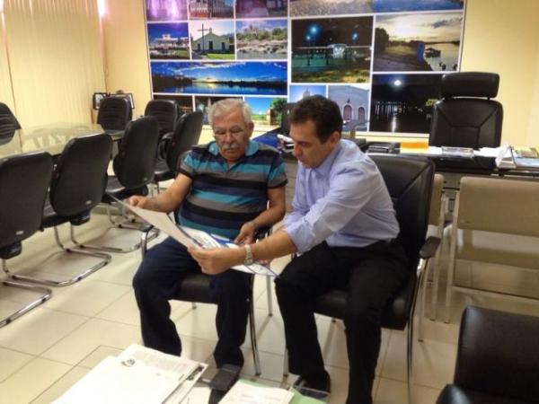 Diretor da APAE-Floriano, Coronel Manoel Vieira e Prefeito Gilberto Júnior.(Imagem:Secom)