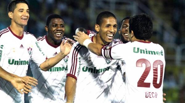 Ao comemorar um dos gols do Flu, Samuel vai abraçar 'garçom' Deco.(Imagem:Nelson Perez / Fluminense. F.C.)