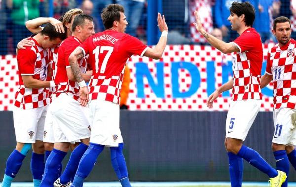 Perisic comemora com companheiros: Croácia vem ao Brasil após vitória.(Imagem:Reuters)
