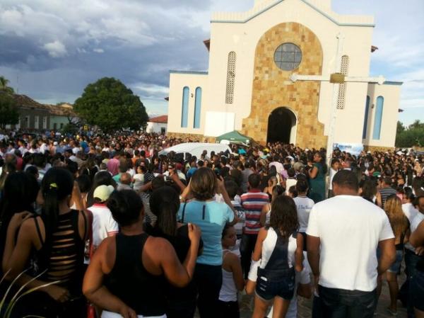 Multidão acompanhao a celebração religiosa.(Imagem:Igo Rafael/PortalMarvao)