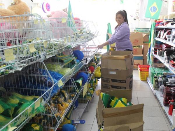 Comerciantes correram para retirar produtos do Brasil das prateleiras.(Imagem:Catarina Costa/G1)