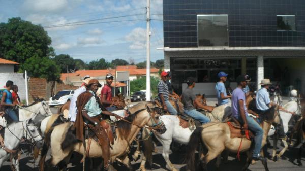 Vaqueiros participam de cavalgada pelas ruas de Floriano.(Imagem:FlorianoNews)