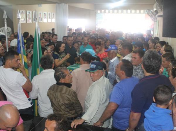 Familiares, amigos e população de Santana do Piauí na saída para velório.(Imagem:Paula Monize)