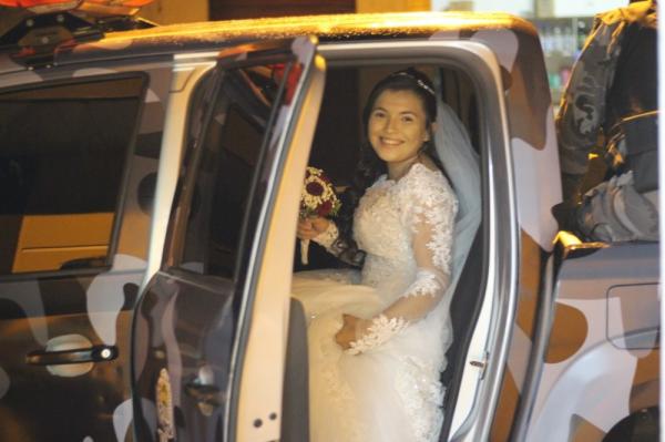 Noiva realiza sonho do noivo ao chegar na cerimônia de casamento em carro da Polícia Militar.(Imagem:Arquivo Pessoal)