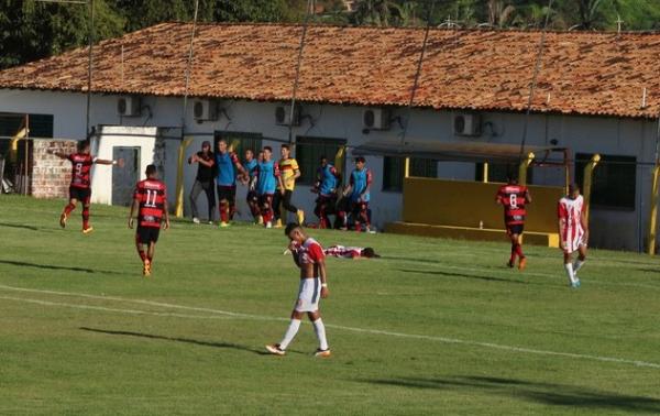 Geraldo corre para companheiros após primeiro gol pelo Fla-PI.(Imagem:Rhayara Pontes)