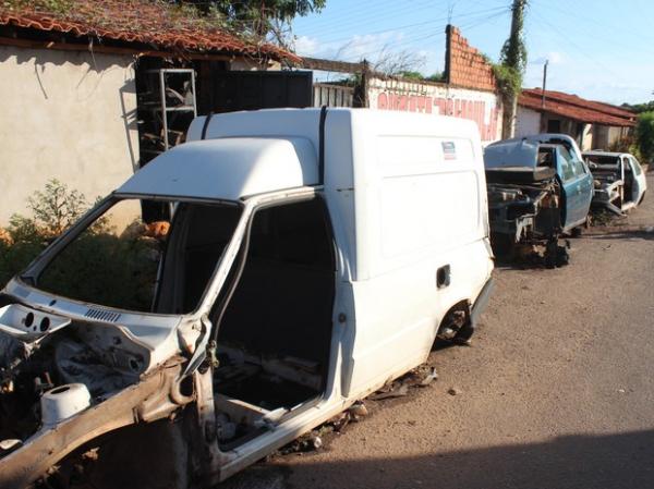 Carros ficam jogados no acostamento da BR-316.(Imagem:Ellyo Teixeira/G1)