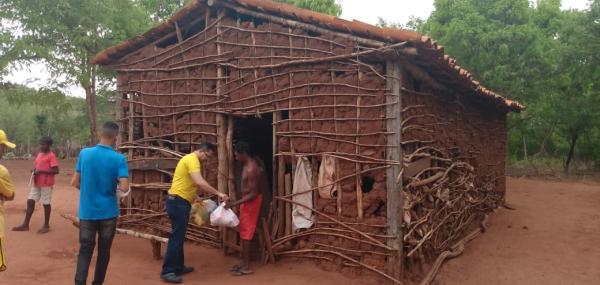 Projeto Amarelinho realiza doação de roupas e alimentos a moradores da zona rural de Floriano(Imagem:FlorianoNews)