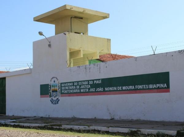 Presos tentaram fugir pelo teto da Penitenciária Mista de Parnaíba.(Imagem:Patrícia Andrade/G1)