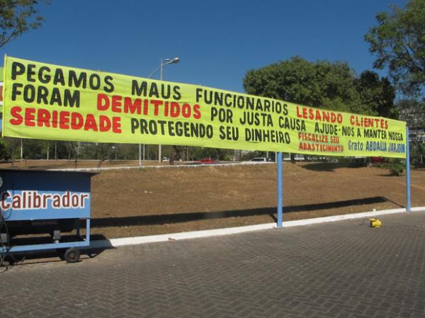 Posto do DF anuncia demissão de funcionários por justa causa em faixa.(Imagem: Mariana Zoccoli/G1)
