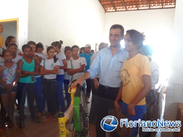 Estudantes da localidade Vereda Grande recebem bicicletas do Pedala Piauí.(Imagem:FlorianoNews)
