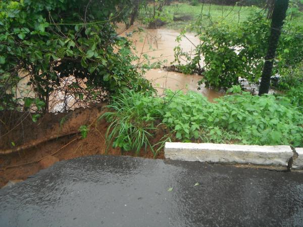 Chuva abre buraco na pista que liga Floriano à Itaueira.(Imagem:FlorianoNews)