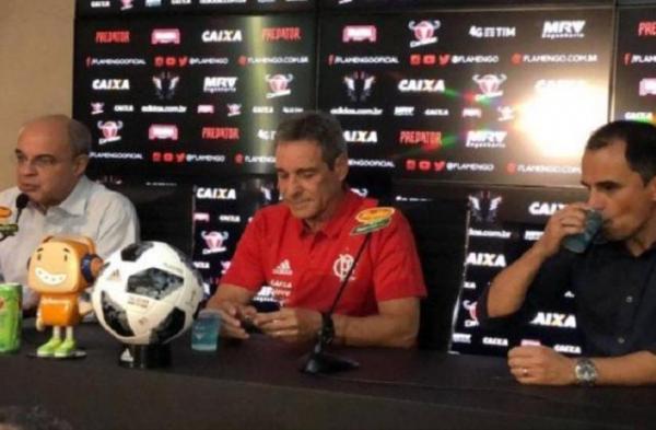 Com presença de campeões do mundo, Flamengo apresenta Carpegiani(Imagem:Extra)