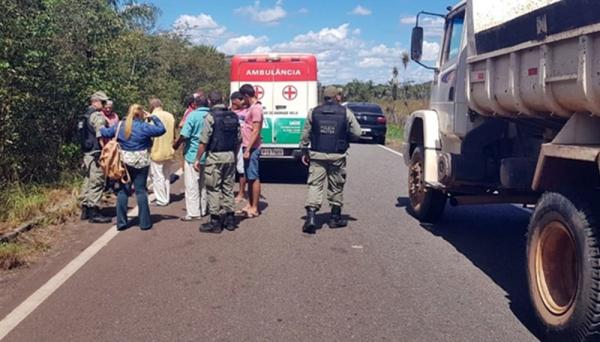 Mulher morreu ao colidir na traseira de caçamba.(Imagem:Divulgação/PM)