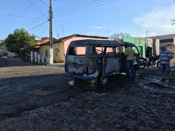 Carro pega fogo e fica totalmente destruído em Floriano.(Imagem:FlorianoNews)
