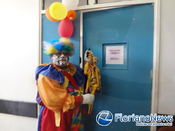 Palhaço Carrapeta leva alegria as crianças do Hospital Regional Tibério Nunes.(Imagem:FlorianoNews)