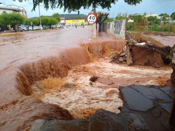 Trecho da Avenida Getúlio Vargas desaba após forte temporal na cidade de Picos(Imagem:Reprodução/ WhatsApp)