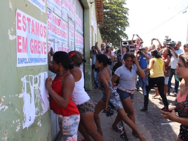 Familiares angustiados por infromações dos presos provocaram tumulto.(Imagem: Gustavo Almeida/G1)