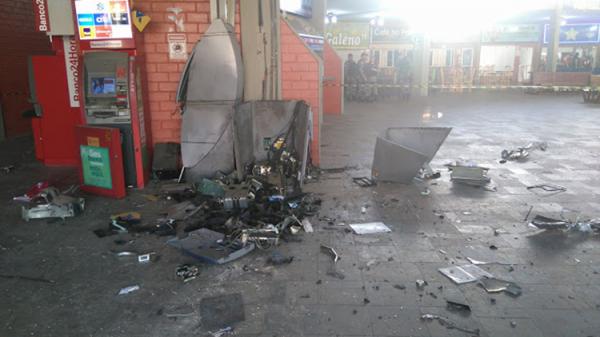 Bando explode caixa eletrônico a 2 metros de posto da polícia.(Imagem:Cidade Verde)