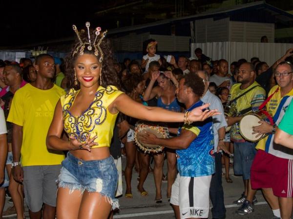 Juliana Alves em ensaio de rua da Unidos da Tijuca na Zona Norte do Rio.(Imagem:Bruno Mello/ Divulgação)