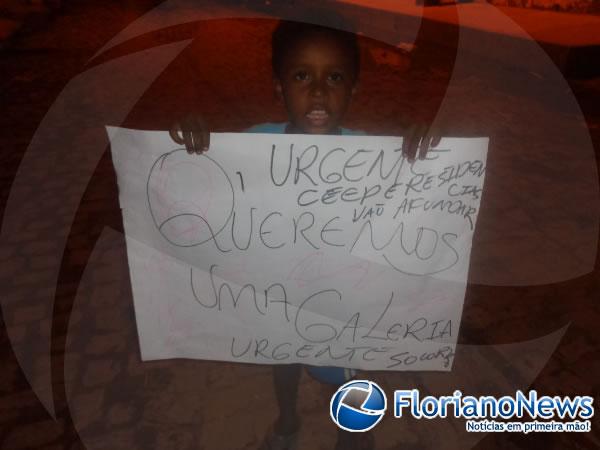 Moradores do bairro Irapuá I interditaram via para cobrar saneamento.(Imagem:FlorianoNews)