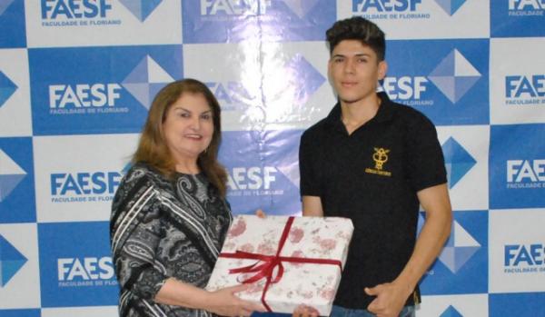 FAESF entrega notebook ao ganhador do sorteio do Dia do Estudante.(Imagem:FAESF)