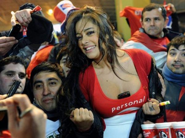 Modelo paraguaia foi cercada por dezenas de homens durante o jogo entre Paraguai e Venezuela.(Imagem:Divulgação)