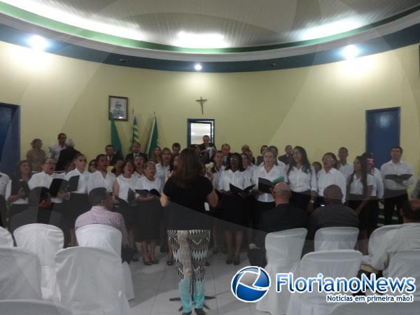 Prefeito Gilberto Júnior prestigiou homenagem ao Pastor Manoel Freitas e centenário da Igreja Batista.(Imagem:FlorianoNews)