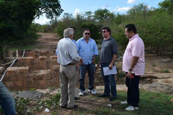 Prefeito entrega ordem de serviço para construção de pontes em Floriano.(Imagem:Waldemir Miranda)