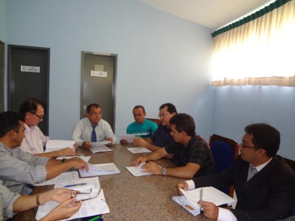 Vereadores se reúnem com assessoria jurídica na Câmara Municipal.(Imagem:FlorianoNews)