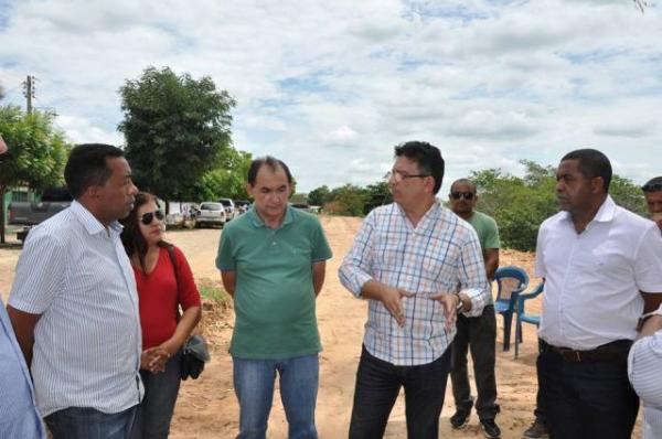 Joel Rodrigues e o Secretário de Estado dos Transportes visitam obras de 12 milhões em Floriano.(Imagem:ASCOM)