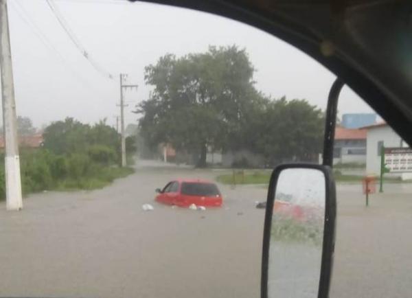 Chuva intensa causa alagamentos em vários pontos de Floriano. (Imagem:Reprodução/Whats App)