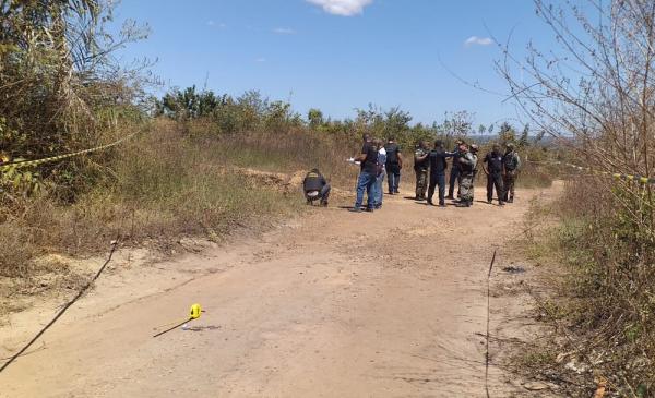 Corpo carbonizado foi encontrado na Zona Norte de Teresina.(Imagem:Gilcilene Araújo/G1)