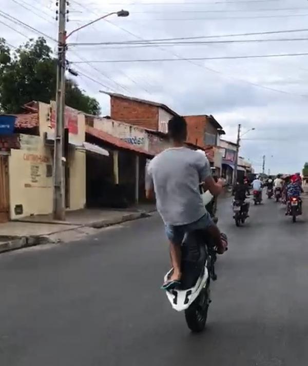 Motociclista sem capacete faz manobra arriscada em Teresina (Imagem:Reprodução)
