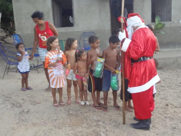 Papai Noel entrega brinquedos e cestas básicas em Floriano. (Imagem:FlorianoNews)
