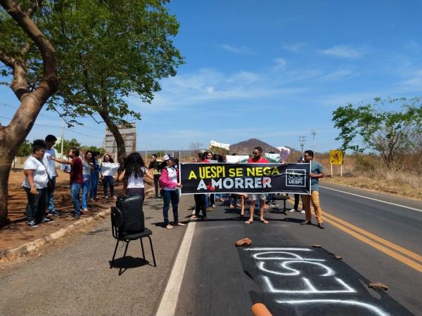 Estudantes bloquearam parcialmente a BR-316 em protesto contra falta de professores no campus da Uespi de Picos, no Piauí.(Imagem:João Pedro/ Arquivo Pessoal)