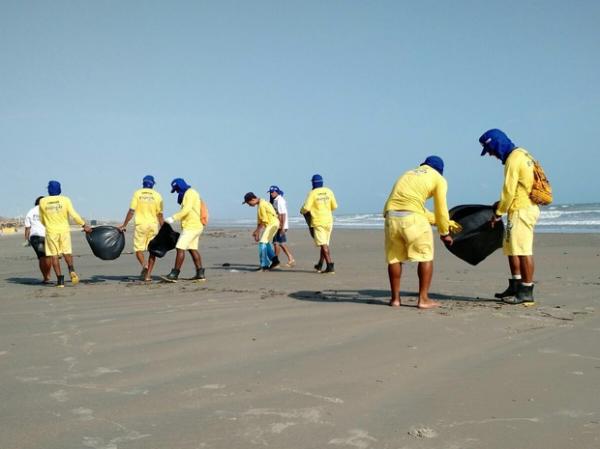 Ao todo, 47 homens foram contratos para realizar limpeza das praias.(Imagem:Reprodução/TV Clube)