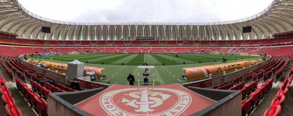 Estádio colorado foi decorado com adesivos para a final do torneio nesta noite; bola rola às 21h30, com transmissão da TV Globo, GloboEsporte.com e Sportv.(Imagem:Tiago Cirqueira)