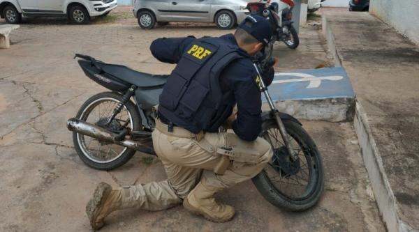 PRF prende condutor na BR-135 e recupera motocicleta que havia sido tomada de assalto há 12 anos(Imagem:Divulgação/PRF)