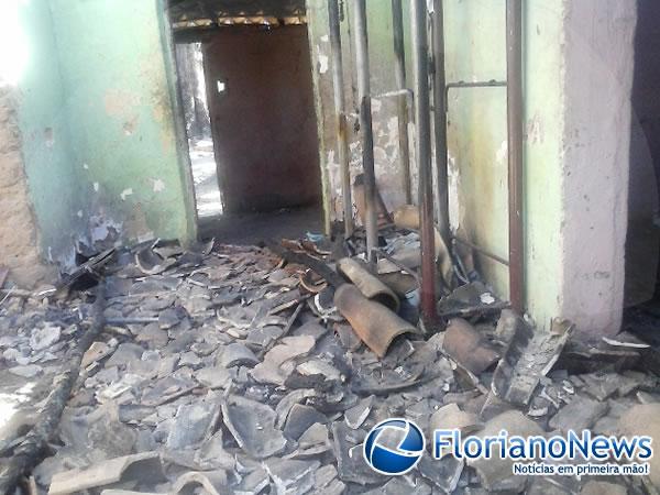 Mulher pede ajuda ap&oacute;s perder tudo em inc&ecirc;ndio criminoso em Floriano.(Imagem:FlorianoNews)