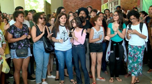 Estudantes protestaram e pediram expulsão de aluno que agrediu árbitra.(Imagem: Kairo Amaral/TV Clube)