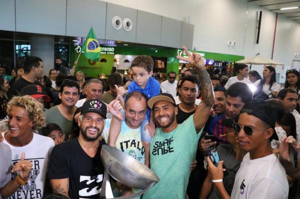 Ítalo Ferreira é recebido por amigos e fãs.(Imagem:Augusto César Gomes/GE)
