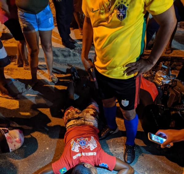 Suspeito de assalto é imobilizado pela vítima.(Imagem:Divulgação/PM)