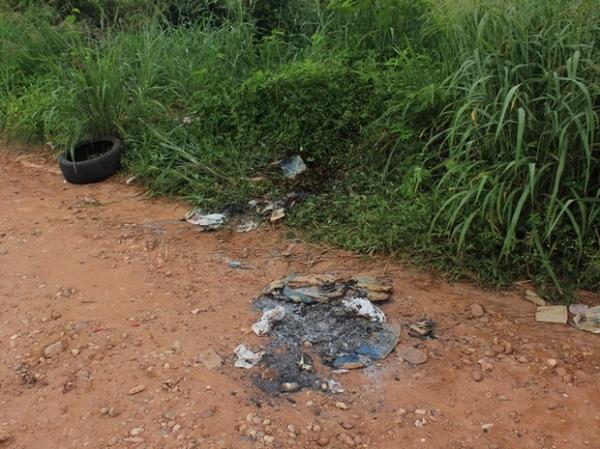 Local onde Fábio Rodrigues foi encontrado pela polícia com corpo ainda em chamas.(Imagem:Gil Oliveira/ G1 PI)