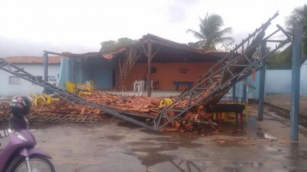 Parte de teto de clube desaba na manhã desta quinta em Barão de Grajaú.(Imagem:Ivan Nunes)