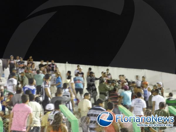 Torcida Esporão de Galo é escoltada pelo GRT-3 após confusão no Estádio Tiberão.(Imagem:FlorianoNews)