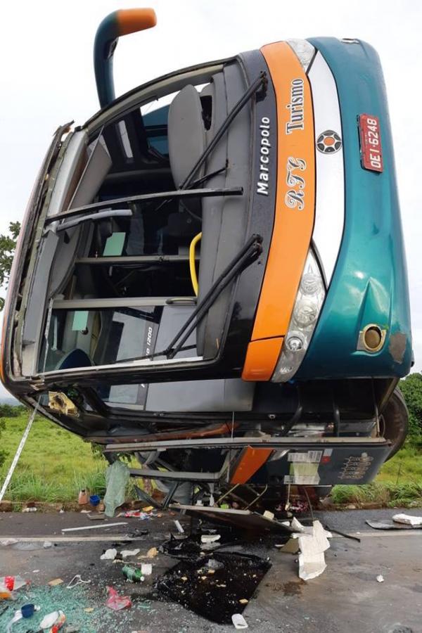 Ônibus que saiu do Piauí tomba e deixa um morto e vários feridos em Goiás(Imagem:PRF / Divulgação)